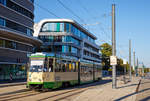 
Der Triebwagen 177 der VBBr (Verkehrsbetriebe Brandenburg an der Havel GmbH), ein sechsachsiger Einrichtungs-Kurzgelenktriebwagen vom Typ KTNF6 (modernisierter und verlängerter Tatra KT4D), steht am 18.09.2018 als Linie 2 beim Hauptbahnhof zur Abfahrt bereit.
