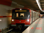   Er hat zwar einen Fahrerkabine, wird aber auf dieser Linie Fahrerlos gefahren, im automatisierten Fahrbetrieb.....