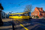 
Der SSB-Zahnradtriebwagen 1003  Helene  mit Fahrradlore fährt am 27.12.2016 vom Zahnradbahnhof (in Degerloch), über die Kreuzung Jahnstraße/Karl-Pfaff-Straße, wieder hinab zum Marienplatz. 

Die meterspurige Zahnradbahn Stuttgart nach dem System Riggenbach wird als Linie 10  Zacke  von der Stuttgarter Straßenbahnen AG (SSB) betrieben. Im Volksmund wird die Bahn Zacke genannt, sie gilt als Stuttgarter Wahrzeichen. Die Zahnradbahn Stuttgart wurde am 23. August 1884 eröffnet und verbindet den Stadtteil Heslach (Marienplatz) im Stadtbezirk Süd, also das Stadtzentrum im Tal, mit dem 1908 eingemeindeten Stadtbezirk Degerloch. Auf der Stuttgarter Zahnradbahn fuhren zunächst nur Dampfloks, ab 1902 auch elektrische Triebwagen. 1935 folgte die zweite Generation elektrischer Triebwagen, 1982 die dritte – diese Wagen sind heute noch im Einsatz. Sie wurden ab 2001 generalsaniert und stehen so nun bis 2022 zur Verfügung (bei Stadler wurden 2019 neue bestellt s.u).

Neben der Zugspitzbahn, der Wendelsteinbahn und der Drachenfelsbahn ist sie eine von nur noch vier Zahnradbahnen in Deutschland. Als einzige dient sie dabei nicht vorwiegend touristischen Zwecken, sondern dem regulären öffentlichen Personennahverkehr (ÖPNV). Die Stuttgarter Zahnradbahn ist deshalb seit Mai 1959 auch in das Liniennummernsystem der SSB integriert, seit der Einführung des Verkehrs- und Tarifverbunds Stuttgart (VVS) im Oktober 1978 als Linie 10. Rechtlich gesehen handelt es sich heute um eine Straßenbahn gemäß der Straßenbahn-Bau- und Betriebsordnung.

Weil die Stuttgarter Zahnradbahn im Straßenraum verläuft, ist die Zahnstange so tief eingebaut, dass sie nicht höher liegt als die normalen Schienen. Allerdings kann die Zahnradbahn dadurch nicht auf andere Bahnstrecken wechseln. Deshalb benötigen die Fahrzeuge der  Zacke  überall ein Zahnradgleis und spezielle Weichen.

Daten der Strecke:
Streckenlänge:  2,2 km
Spurweite: 1.000 mm (Meterspur)
Zahnradsystem:  System Riggenbach (Leiterzahnstange)
Zahnstangen: Seit den 1980er Jahren werden die ursprüngliche Leiterzahnstange der Bauart Riggenbach schrittweise durch ein jedoch aus normalen Eisenbahnschienen mit breitem Kopf herausgefräst (Bauart Strub). Es fällt jedoch nach wie vor unter das System „Riggenbach“. Diese Zahnstangenprofile fertigt der Gleisbauhof der SSB selbst an. 
Stromsystem: 	750 Volt = (ursprünglich 600) 
Höhenunterschied: 210 m (Marienplatz /  Degerloch)
Maximale Neigung: 17,8 % (Betriebsgleis zum Depot Filderstraße: 20 %)


Die Triebwagen:
Die SSB führten 1982 mit den Zahnrad-Triebwagen des Typs ZT 4, im Design der Stadtbahn-Triebwagen des Typs DT 8, die dritte Generation elektrischer Zahnradbahn-Triebwagen ein. Es wurden drei dieser Triebwagen beschafft (TW 1001 bis 1003). Der Mechanische Teil und der Wagenkasten wurden von der Maschinenfabrik Augsburg – Nürnberg (MAN), die Drehgestelle von der Schweizerische Lokomotiv- und Maschinenfabrik Winterthur (SLM) und die elektrische Ausrüstung von der der Allgemeine Elektricitäts-Gesellschaft (AEG) gebaut. Die Fahrradloren sind von der Waggon-Union in Berlin. 1989 wurden bei den Triebwagen die bisherigen Schwingschiebetüren durch die dem Stadtbahn-Triebwagen DT 8 entsprechende Außenschwingtüren ersetzt.

Der Antrieb der ZT 4 erfolgt durch zwei quer zur Fahrtrichtung liegende Mischstrom-Reihenschlussmotoren über ein Getriebe nur auf das Antriebszahnrad, das sich ohne kraftschlüssige Verbindung an der jeweils talseitigen Achse eines Drehgestells befindet. Die Drehgestelle stammen von der SLM und verfügen über keinen Drehzapfen. Der Wagenkasten stützt sich über zwei Gummi-Metall-Schichtfedern als Querträger ab, die Längskräfte werden von außen liegenden Längslenkern übernommen.

Zur Vereinfachung der Wartung und um Standzeiten zu verkürzen beschaffte die SSB außerdem ein zusätzliches Reservedrehgestell. Jeweils eines der Drehgestelle wird üblicherweise ständig in der Hauptwerkstatt der SSB gewartet und im Wechsel in die drei Wagen eingebaut. Üblicherweise jede Woche wechselt der Fahrzeugeinsatz um einen Wagen weiter.

TECHNISCHE DATEN der Treibwagen:
Achsformel:  (1z1)´(1z1)´(Zahnrad auf talseitiger, antriebsloser Laufachse)
Spurweite:  1.000 mm (Meterspur)
Länge über Kupplung:  20.105 mm
Höhe:  3715 mm
Breite:  2650 mm
Leergewicht:  33 t
Höchstgeschwindigkeit:  30 km/h, bei Talfahrt 21 km/h 
Dauerleistung:  2 x 263 kW
Stromsystem:  750 V Gleichstrom
Stromübertragung:  Oberleitung
Kupplungstyp:  Scharfenbergkupplung
Sitzplätze:  56
Stehplätze:  56 (4 P/m²)
Fußbodenhöhe:  1.005 mm

Die Zukunft:
Die SSB setzt auch weiter auf den Erhalt des Stuttgarter Wahrzeichens. Sie hat drei neue Triebwagen und drei neue Fahrradvorstellwagen für die „ZACKE“, bei Stadler in der Schweiz, bestellt. Der erste neue Triebwagen soll im Jahr 2021 geliefert werden, die beiden anderen Fahrzeuge werden sukzessive bis zum Jahr 2022 ausgetauscht.

Die neuen Zahnradbahntriebwagen werden, was ihr äußeres Erscheinungsbild angeht, stark an den im Stadtgebiet häufig zu sehenden Stadtbahnwagen DT 8.12 angelehnt sein. Dass sie im typischen SSB-Gelb gehalten sein werden, versteht sich von selbst. 

Im Inneren gibt es jedoch Neues zu entdecken: Diese Zacke-Triebwagen werden in einem rund über acht Meter langen Bereich niederflurig und damit barrierefrei ausgestaltet sein. Dort wird sich neben einigen Sitzplätzen auch die Mehrzweckfläche für Rollstühle und Kinderwagen befinden. Weitere Sitzgelegenheiten wird es im vorderen und im hinteren Wagenbereich geben, drei Treppenstufen sind zu erklimmen, um dorthin zu gelangen. Diese ungewöhnliche Bauweise ist erforderlich, um die Zahnradbahntechnik im Unterboden unterzubringen. Um den barrierefreien Zugang zum Niederflurbereich, der eine Fußbodenoberkante von 40 Zentimeter aufweist, zu ermöglichen, müssen die Bahnsteige an einzelnen Haltestellen teilweise noch etwas angepasst werden.

Die Ersatzbeschaffung ist nötig geworden, da die drei Trieb- und Vorstellwagen der Zacke das Ende ihrer technischen und wirtschaftlichen Lebensdauer erreicht haben. Sie sind bald stattliche 40 Jahre alt. Die Ersatzteilbeschaffung für die ZT4 wurde in den vergangenen Jahren immer schwieriger und langwieriger. Die jetzigen Zahnradbahntriebwagen erfüllen außerdem nicht mehr heutige Anforderungen an Barrierefreiheit und das Behindertengleichstellungsgesetz.
