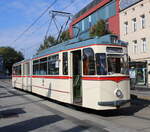 Gelenktriebwagen des Typs G4 aus dem Baujahr 1961 am Mittag des 26.09.2021 in der Haltestelle Rostock-Doberaner Platz