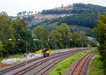 Die KSW (Kreisbahn Siegen-Wittgenstein) lässt, auf ihren Rangierbahnhof in Herdorf der Betriebsstätte FGE -Freien Grunder Eisenbahn (KSW NE447 / DB-Nr.