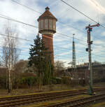 Ein Blick aus dem Zug im Bahnhof Lingen (Ems) am 14 M�rz 2024 auf den St�dtischen Wasserturm in der N�he des ehemaligen Ausbesserungswerks.