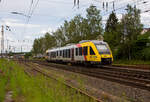 Der VT 282 (95 80 0648 022-1 D-HEB / 95 80 0648 522-0 D-HEB) ein LINT 41 der HLB (Hessische Landesbahn) erreicht am 21 Mai 2024, als RB 93  Rothaarbahn  (Betzdorf - Siegen - Kreuztal - Bad Berleburg),