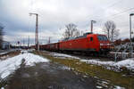 Die 145 073-3 (91 80 6145 073-3 D-DB) der DB Cargo AG fährt am 27.01.2023  mit einem gemischten Güterzug, auf der Dillstrecke (KBS 445), durch Rudersdorf (Kr.