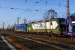 In Doppeltraktion fahren die Siemens Vectron MS – X4 E-804 / 7193 804-0 (91 80 7193 804-0 D-DISPO) der Beacon Rail Capital Europe GmbH und die Siemens Vectron AC - 193 211  Jimmy  (91 80 6193 211-0 D-ELOC) der European Locomotive Leasing mit einem Autotransportzug am 26 Februar 2026 durch Rudersdorf (Kreis Siegen) in Richtung Norden. 

Die SIEMENS Vectron MS (X4 E-804) wurde 2024 von Siemens Mobility in München-Allach unter der Fabriknummer 23851 gebaut. Die mit 6.400 kW konzipierte Mehrsystemlok ist in der Variante A22 ausgeführt und hat so die und hat so die Zulassungen und entspr. Länderpakete für Deutschland, Österreich, Schweiz, Italien und die Niederlande (D / A / CH / I / NL).

Die SIEMENS Vectron AC - 193 211  Jimmy  wurde 2014 von Siemens Mobility in München-Allach unter der Fabriknummer 21911 gebaut. Diese Vectron Lokomotive ist als AC – Lokomotive (Wechselstrom-Variante) mit 6.400 kW und für eine Höchstgeschwindigkeit von 160 km/h konzipiert. Sie wurde in der Vectron Variante AC B02 ausgeführt und hat so die Zulassungen Deutschland, Österreich, Ungarn und Rumänien (D / A / H / RO).