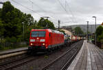 Bei Regen durchfährt die 185 074-2 (91 80 6185 074-2 D-DB) der DB Cargo Deutschland AG am 21 Juni 2024 mit einem KLV-Zug durch den Bahnhof Kirchen (Sieg) in Richtung Köln.