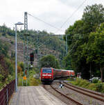 Die 146 005-4 (91 80 6146 005-4 D-DB) der DB Regio NRW erreicht am 120 August 2024, mit dem RE 9 (rsx - Rhein-Sieg-Express) Aachen - Köln – Siegen, den Bahnhof Kirchen (Sieg).