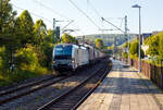 Die an die TX Logistik AG, Troisdorf  (zur Mercitalia Group gehörend) vermietete SIEMENS Vectron MS 6193 129-4 (91 80 6193 129-4 D-Rpool) der Railpool GmbH (München) fährt am 17 September 2024 mit einem KLV-Zug durch den Bahnhof Kirchen (Sieg) in Köln.

Die Multisystemlokomotive Siemens Vectron MS wurde 2023 von Siemens Mobilitiy in München-Allach unter der Fabriknummer 23333 gebaut. Sie wurde in der Variante A01 ausgeführt und hat so die Zulassung für Deutschland, Österreich, Slowakei, Polen, Tschechien, Ungarn, Rumänien und Bulgarien (D / A / SK / PL / CZ / H + RO / BG). So besitzt die Vectron Variante MS A01 folgende Zugsicherungssysteme: ETCS BaseLine 3, sowie für Deutschland (PZB90 / LZB80 (CIR-ELKE I)), für Österreich (ETCS Level 1 mit Euroloop, ETCS Level 2, PZB90 / LZB80), für Polen (SHP), Slowakei und Tschechien (LS (Mirel)), Ungarn (ETCS Level 1, EVM (Mirel)) und Rumänien (PZB90).