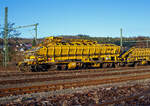 Drei Plasser & Theurer Materialf�rder- und Siloeinheiten (MFS 100) der �sterreichischen Gleisbaufirme PORR AG (Wien) sind, mit einem Schutzwagen, am 26 Dezember 2024, in Scheuerfeld/Sieg abgestellt.