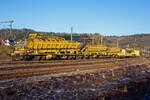 Drei Plasser & Theurer Materialf�rder- und Siloeinheiten (MFS 100) der �sterreichischen Gleisbaufirme PORR AG (Wien) sind, mit einem Schutzwagen, am 26 Dezember 2024, in Scheuerfeld/Sieg abgestellt.
