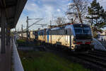 Die an die SBB Cargo International AG vermietete Siemens Vectron MS - 6193 167 (91 80 6193 167-4 D-Rpool) der Railpool GmbH (München) fährt am 05 April 2025, mit einem Containerzug, auf der