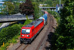 Die 187 128 (91 80 6187 128-4 D-DB) der DB Cargo AG f�hrt am 24 Juli 2026 mit einem Coilzug durch Betzdorf (Sieg) in Richtung K�ln. 

Die Bombardier TRAXX F140 AC3 wurde 2017 von der Bombardier Transportation GmbH in Kassel unter der Fabriknummer 35276 gebaut. Die f�r 140 km/h konzipierte Lok hat nur die Zulassung f�r Deutschland.
