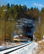 Der Dieseltriebzug 628 677-7 / 928 677-4 Daadetalbahn der Westerwaldbahn (WEBA) als RB 97 Betzdorf - Daaden hat gerade den 131 m langen Alsdorfer Tunnel velassen und fährt Richtung Daaden, hier