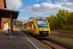 Herbst im Hellertal, der VT 205 ABp (95 80 0640 105-2 D-HEB), in Alstom Coradia LINT 27 der HLB (Hessische Landesbahn) / 3LänderBahn, hat am 14 Oktober 2025, als RB 96  Hellertalbahn“