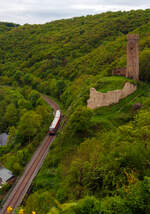 Blick von der über Monreal gelegenen Ruine Löwenburg, auf die Eifelquerbahn (KBS 478), der Dieseltriebzug 628 305 / 629 305 der DB Regio hat am 19 Mai 2013 gerade den 185 Meter langen