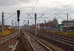 Bahnhof Radebeul Ost am 07.12.2022:  Der Blick Richtung Dresden auf die Strecken, links (rechts und links vom Bahnsteig) die Bahnstrecke Pirna–Coswig (KBS 241.1), sie ist eine zweigleisige