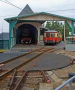 
Der Bergbahnhof Lichtenhain  der Oberweißbacher Bergbahn am 24.08.2013, hier endet die Standseilbahn und beginnt die  600 V Gleichstrom Flachstrecke der KBS 563 nach Cursdorf.  

Links die Standseilbahn und rechts die gerade eingefahrenen ET 479 201-6 und ET 479 203-2.   

Die Bergbahn besteht aus zwei Teilen:
- der Standseilbahn, von Obstfelderschmiede nach Lichtenhain und
- der  Flachstrecke  der Bergbahn, von Lichtenhain nach Cursdorf

Die Konzession zum Bau wurde für eine Eisenbahnstrecke von Obstfelderschmiede nach Cursdorf erteilt, heute als Strecke Nr. 6691 (KBS 563) der Deutschen Bahn AG geführt. Die Standseilbahn ist also ein Bestandteil dieser Eisenbahnstrecke.

Sie wurde gebaut für den Güterverkehr, um die Hochebene um Oberweißbach an das deutsche Eisenbahn-Netz anzuschließen.

Die Standseilbahn hat an beiden Enden jeweils Anschluß über  eine Drehscheibe an die Bahnanlagen mit Regelspur-Gleisen, so können die Regelspurwagen auf die Güterbühne verladen werden.
