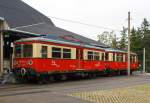 
Die Triebwagen der Oberweibacher Bergbahn DB 479 201-6 (94 80 0 479 201-6 D-DB) und DB 479 203-2 (94 80 0 479 203-2 D-DB) sind am 24.08.2013 gerade vom Bergbahnhof Lichtenhain angekommen. Diese Triebwagen fahren hier auf der 2.540 m langen Flachstrecke der KBS 563 (Oberweibacher Bergbahn) zwischen Lichtenhain und Cursdorf. 

Es gibt insgesamt drei dieser Elektro-Triebwagen, es sind die einzigen ihrer Art und werden im Nummernsystem der Deutschen Bahn AG als Baureihe ET 479 bezeichnet. So gleich wie sie  aussehen, ist ihre Herkunft ganz und gar nicht. Jeder von ihnen hat seine eigene, faszinierende Geschichte, die geprgt ist von der stndigen Geldnot der Bergbahnbetreiber und  wirtschaftlichen Zwngen. So kam zu DDR- Zeiten die  Deutschen Reichsbahn als Betreiber in die Situation, unbedingt neue Fahrzeuge beschaffen zu mssen. Jedoch gab es nie eine Freigabe fr solch ein Vorhaben. Also umging man den  Neubau  und beauftragte  Umbauten . Das Reichsbahnausbesserungswerk (Raw) Berlin-Schneweide, das diese Triebwagen und Beiwagen betreute und fr die Instandsetzung der Berliner S-Bahn verantwortlich war, durfte keine Neubauten ausfhren, jedoch Umbauten (Rekonstruktionen) vornehmen. So entstanden nacheinander drei nahezu identische Fahrzeuge, die ganz  zufllig  den S-Bahn-Zgen der Baureihe 476/477 (ex. 276) hnlich sind und gleiche Front- und Seitenteile haben, sowie gleiche zweiflglige Schiebetren. 

Vorne DB 479 201-6, ex DRG ET 188 531, ex DR 279 201-8, dieser ist der einzige speziell fr die Flachstrecke gebaute Triebwagen, er entstand 1922/23 in der Gothaer Waggonfabrik und die Bergmann Elektrizittswerke in Berlin lieferten die Elektrik. Das Fahrzeug erhielt 1969 die EDV-Nummer DR 279 201-8. 1970 wurde er grundlegend umgebaut und mit einem neuen Wagenkasten ausgerstet, 1982 nochmal im Raw Schneweide umgebaut. Er wird seit 1991 unter der Nummer 479 201-6 gefhrt. 

Hinten der DB 479 203-2, ex Leipziger Straenbahn Nr. 939, ex DR 188 701, ex DR 279 203-4. Dieser Triebwagen wurde 1909 als Straenbahntriebwagen 209 dfr die Leipziger Elektrischen Straenbahn durch die Waggonfabrik P. Herbrand in Kln gebaut, die elektrische Ausstattung lieferte AEG in Berlin. Der Wagen wurde im Lauf seiner Betriebszeit viermal grundlegend umgebaut, so dass es nicht sicher ist, ob zuletzt berhaupt Teile des Ursprungsfahrzeuges vorhanden sind. 
1929/30 wurde er wie alle Triebwagen des Typs 16 in den Typ 27 mit geschlossenen Plattformen umgebaut, bis 1955 war er bei der Leipziger Straenbahn. Im  Raw Gotha wurde er dann 1955 fr den Einsatz auf der Flachstrecke angepasst und u.a. auf Regelspur mit Fernbahnradreifen umgespurt, mit Pufferbohlen und Puffern sowie einem seitlich versetzten Stromabnehmer versehen. Auerdem erhielt er wieder eine diesmal indirekte Druckluftbremse. Anschlieend erhielt er die Betriebsnummer ET 188 701. In dieser Form diente er vorwiegend als Reservefahrzeug. 1963 erfolgte der dritte Umbau, diesmal im Raw Berlin-Schneweide: Das Fahrzeug erhielt einen neuen, eckigen Wagenkasten mit abgeschrgten Enden in geschweiter Stahlausfhrung sowie rollengelagerte Radstze mit 800 mm Laufkreisdurchmesser und einem Achsstand von 5000 Millimetern. Die elektrische Ausrstung und Steuerung wurde an den ET 188 531 angepasst. Mit der Einfhrung der EDV-Nummerierung 1969 erhielt er die Nummer 279 203-4. Der letzte Umbau erfolgte dann 1984 im im Raw Schneweide.  

Technische Daten fr ET 479 201 und 203:
Achsfolge:  Bo
Achsstand : 6.500 mm
Lnge ber Puffer:  11.600 mm
Raddurchmesser:  900 mm
Dienstgewicht:  19,5 t
Bremsgewicht:  15,5 t
Stromsystem:  600 V Gleichstrom
Antrtiebsleistung : 2 x 60 kW Gleichstrom-Reihenschlussmotoren
Hchstgeschwindigkeit:  50 km/h
Sitzpltze:  24
Stehpltze:  84
Bremsen: 2 Handbremsen, elektrische Widerstandsbremse, Druckluftbremse Bauart Knorr  KpBr , Bremsstellung  P 
Sicherheitsfahrschaltung  Bauart: Sifa 86

Damit die Wagen auf der Gterbhne nach Lichtenhain auf die Flachstrecke der Oberweibacher Bergbahn transportiert werden konnten, erhielten sie deshalb den relativ kurzen Achsstand von 6,5 m.
