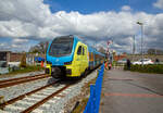 Zwei gekuppelte vierteilige Stadler FLIRT³ der WestfalenBahn GmbH (WFB), ein Unternehmen der Abellio GmbH erreichen am 01.05.2022, als RE 15 „Emsland-Express“ den Bahnhof Emden