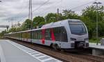 Der Mehrsystemtriebwagen 2429 002, der im internen Bezeichnungssystem von Abellio als ET 25 2302 gefhrt wird, verlsst am 16.05.19 am Ende einer Doppeltraktion in Richtung Dsseldorf Oberhausen-Sterkrade.