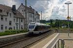 Auf dem Weg nach Hagen erreicht ET23.2102 von Abellio als RB91 am 09.07.21 Finnentrop.