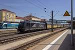 Whrend 185 574 mit einem Autozug von ARS Altmann den Bahnhof Regensburg Hbf durchfhrt, ist im Hintergrund 183 002 mit dem ALEX aus Richtung Mnchen eingetroffen, der hier Kopf macht und mit Dieseltraktion seine Fahrt in Richtung Hof fortsetzen wird.