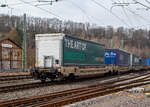 Vierachsiger Drehgestell-Taschenwagen fr den Transport von Sattelaufliegern (CargoBeamer JetModule Sdkmss) der Gattung Sdkmss (37 80 4793 028-4 D-CBRS) der Cargo Beamer RollingStock GmbH, am 23.03.2021 im Zugverband (im CargoBeamer Alpinzug Domodossola- Kaldenkirchen), hier am Zugschluss, bei der Durchfahrt in Betzdorf an der Sieg.

Technische Daten:
Spurweite: 1.435 mm
Lnge ber Puffer: 19.300 mm
Drehzapfenabstand: 14.200 mm
Achsabstand im Drehgestellen: 1.800 mm
Laufraddurchmesser: 920 mm (neu) / 860 mm (abgenutzt)
Eigengewicht: 29.400 kg 
Max. Zuladung (S und SS): 37,0 t (ab Streckenklasse B)
Max. Geschwindigkeit: 120 km/h
Kleinster befahrbarer Gleisbogen: R 75 m
Ladelnge: 16.200 mm
Hhe der Ladeebene ber S.O.: 360 mm
Bremse: KE-GP-A
Bremssohle: Cosid 810
Feststellbremse: Ja 
Intern. Verwendungsfhigkeit: TEN GE

CargoBeamer ist ein horizontales Verladungsystem der CargoBeamer AG fr den kombinierten Eisenbahnverkehr, welches den vollautomatischen Umschlagvorgang an allen Waggons eines Zuges parallel ermglicht. Das System wurde nach der Erfindung im Jahr 1998 von der CargoBeamer AG 2013 durch die Inbetriebnahme erster Pilotverkehre zur Marktreife gebracht. Zwischen 2015 und 2018 konnte eine kontinuierliche Steigerung der Anzahl Zge (von 2.564 auf 12.285), des Transportvolumens (von 26 auf 152 Millionen tkm), die Auslastung der Zge liegt bei 85 Prozent.

Zum CargoBeamer-System gehren diese spezielle Waggons des Typs Sdkmss zusammen mit dem JetModul, einer Art Schublade, in der jeweils ein nicht kranbarer Sattelauflieger abgestellt wird, und dem CargoBeamer-Terminal, in dem an einem Gleis die speziellen Einrichtungen zum Verschub der JetModule verbaut sind.

Mit CargoBeamer knnen alle Sattelauflieger (auch nicht kranbare Sattelauflieger) am Kombinierten Verkehr teilnehmen. Ganz gleich ob Standard- oder MEGA-Trailer, Khl-, Tank- oder Siloauflieger, CargoBeamer kann jeden Auflieger verladen, und das in krzester Zeit. Eine Lsung, die funktioniert und den Kombinierten Verkehr (KV) zukunftstauglich macht.