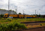 Der LINSINGER Rail milling train MG31 (LINMAG Schienenfräszug MG 31), Schweres Nebenfahrzeug Nr. D-DB 99 80 9427 009-2, der DB Bahnbau Gruppe GmbH steht am 26 Mai 2024 in Opladen. Aufnahme aus einem Zug heraus.

Der Schienenfräszug MG 31 wurde 2012 von LINSINGER Austria Maschinenbau Ges. m.b.H. in Steyrermühl (Österreich) entwickelt und gebaut. Auf der InnoTrans 2012 wurde er erstmals der Öffentlichkeit vorgestellt.

TECHNISCHE DATEN:
Spurweite: 1.435 mm (Normalspur)
Achsanzahl: 24 (je 3 Achsen in 4 Drehgestelle)
Achsfolge: unbek.
Länge über Puffer: 23.800 mm/Einh. = 47.600 mm
Drehzapfenabstände: 15.300 mm
Eigengewicht: 183 t
Fahrantrieb:  hydraulisch
Leistung Hauptdieselmotor: 830 kW
Zur Mitfahrt zugel Personen: 5
Höchstgeschwindigkeit: 100 km/h
Zugelassen für Streckenklasse: CE und höher und CM4
Kleister befahrbarer Gleisradius: 150 m
Max. Streckeneigung: 40 ‰
Anzahl der Bearbeitungseinheiten : links und rechts je 3 Fräseinheiten, sowie je eine Schleifeinheit links und rechts
Volumen Spänebunker : 11 m³
Weitere Daten sind mir noch unbekannt.

INSATZBEREICHE:
Strecken- und Weichenbearbeitung
Neulagenbearbeitung
Präventive Wartung und Instandhaltung
Beseitigung von Schienenkopffehlern im Quer- sowie Längsprofil
Verbesserung der Laufruhe und Verschleißminderung
Lärmminderung in sensiblen Bereichen
Spurkorrektur
Schienenprofiländerung
Bestens geeignet für Langzeiteinsätze
