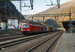 In Doppeltraktion, wobei gerade mit gesenkten Stromabnehmern ausrollend, haben zwei Siemens Vectron MS mit einem KLV-Zug, aus sterreich kommend, den Bahnhof Brenner (Stazione di Brennero) erreicht. Vorne die 193 311 (91 80 6193 311-8 D-DB) der DB Cargo und dahinter die an die Mercitalia Rail S.r.l. vermietete X4 E – 704 / 193 704 (91 80 6193 704-4 D-DISPO) der MRCE Dispolok GmbH (Mnchen). Nach den Formalitten und dem Wechsel vom Lokfhrer, werden spter die Stromabnehmer (fr 3 kV DC), nun unter dem italienischen 3 kV Gleichstrom, angehoben und die weitere Fahrt in Italien kann fortgesetzt werden.

Beide Siemens Vectron MS wurde 2018 von Siemens in Mnchen-Allach gebaut, die DB 193 311 unter der Fabriknummer 22452 und die MRCE 193 704 unter der Fabriknummer 22388. Diese Vectron Lokomotiven sind als MS – Lokomotive (Multisystem-Variante) mit 6.400 kW konzipiert und zugelassen fr Deutschland, sterreich, Schweiz, Italien und Niederlande (D/A/CH/I/NL), Die DB Vectron ist fr eine Hchstgeschwindigkeit von 200 km/h und die MRCE Vectron ist fr eine Hchstgeschwindigkeit von160 km/h zugelassen.