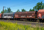 Vierachsiger Drehgestell-Flachwagen mit verschiebbaren Teleskophauben fr Coiltransporte, 31 80 4671 082-4 D-DB, der Gattung Shimmns-u 708, der DB Cargo AG, am 28 Juni 2024 im Zugverband bei der Durchfahrt in Rudersdorf (Kreis Siegen).

Der Wagen eignet sich speziell fr den Transport witterungsempfindlicher Blechrollen. Er besitzt feste Stirnwnde, 5 fest im Untergestell eingebaute Lademulden und drei teleskopartig angeordnete Hauben, die sich zu beiden Wagenenden hin soweit durch Ineinanderschieben ffnen lassen, dass jeweils 2/3 des Wagens freigelegt werden kann. Hierdurch ist eine einfache Beladung des Wagens sowohl von oben als auch von der Seite aus mglich. Der Wagen darf nur mit geschlossenen und verriegelten Hauben verkehren.

Das Untergestell und die festen Stirnwnde, die als Abkantrahmenkonstruktion mit Blechbekleidung und hutfrmigen Verstrkungsprofilen ausgefhrt sind, sowie die fest auf den Auenlangtrgern angeordneten drei Laufschienen je Wagenseite bilden den als Schweikonstruktion ausgefhrten Wagenkasten. Das Untergestell mit seinen beiden krftigen Auenlangtrgern besteht aus Walz- und Abkantprofilen. Die Untergestellenden bestehen aus den Hauptquertrgern, den AK-Trgern und den Kopfstcken. Die sattelfrmig angeordneten, jeweils mit den Auenlangtrgern verschweiten Quertrger bilden zusammen mit 6 mm dicken Muldenblechen die Lademulden.

Die teleskopartig ineinander verschiebbaren Stahlhauben bestehen aus einer Hohlprofil-Rahmenkonstruktion und einer mit Sicken versehenen Beblechung. Die Abdichtung der Hauben untereinander und zu den Stirnwnden hin erfolgt ber labyrinthartig ausgefhrten Umrandungsprofilen. Die Endhauben verriegeln in geschlossener Stellung automatisch. Das Entriegeln der Hauben ist sowohl vom Erdboden wie auch von der Rampe mglich. Die beidseitig an jeder Stirnwand angeordneten Verriegelungseinrichtungen sind durch Wellen miteinander verbunden. Hierdurch ist das Entriegeln von nur einer Wagenseite aus mglich. Jede Haube luft auf 4 jeweils und mit Abhebesicherungen versehenen Laufwagen mit nadelgelagerten Doppelrollen.

Die Wagen der Bauart Shimmns 708 sind mit 12 verstellbaren Festlegearmen ausgerstet, die in fest auf den Muldenkappen angeordneten kammartig ausgefhrten Halterungen gelagert sind. Die Festlegearme und ihre Anordnung ergeben einen wirksamen Schutz gegen unzulssiges seitliches Verschieben der Coils.

Um unzulssige Radlastabweichungen auszuschlieen, ist eine mglichst mittige Verladung der Coils erforderlich. Ein durch alle Mulden in Wagenmitte verlaufender weier Farbstreifen dient hierzu als Orientierungshilfe.

TECHNISCHE DATEN:
Erstes Lieferjahr der  ltesten Wagen:1978
Spurweite: 1.435 mm
Achsanzahl: 4 (in 2 Drehgestelle)
Lnge ber Puffer: 12.040 mm
Lnge der Ladeflche: 10.800 mm
Ladebreite (Mulden): 2.400 mm
Drehzapfenabstand: 7.000 mm
Achsabstand im Drehgestell: 1.800 mm
Laufraddurchmesser: 920 mm (neu)
Eigengewicht:  22.750 kg
Hchstgeschwindigkeit: 100  km/h (beladen) / 120 km/h (leer)
Maximales Ladegewicht: 67,0 t (ab Streckenklasse D4) / 61,0 t bei DB ab CM3
Kleinster bef. Gleisbogenradius: 35 m
Bauart der Bremse: KE-GP (LL)
Bremssohle: IB 116
Handbremse: Ja
Intern. Verwendungsfhigkeit: RIV