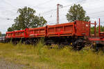 Zwei vierachsige zweimuldige Drehgestell-Schüttgutkippwagen mit elektrohydraulischer Betätigung, der Gattung Fans 128, der DB Cargo Deutschland AG, am 19 Juli 2024 im Zugverband bei einer