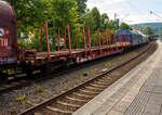 Leerer vierachsiger Drehgestellflachwagen in Regelbauart der DB Cargo AG.