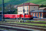 Die DB Rettungszug Lok (Neue Umbaulok für TRZ/Tunnelrettungszug) 714 107
(UIC 99 80 9170 007-5 D-DB) der DB Netz (Notfalltechnik) steht am 21 April 2023 mit dem Würzburger Rettungszug beim Hbf Würzburg. Die Aufnahme entstand aus einem fahrenden Zug durch die Scheibe. 

Die Ursprungslok (V 100.20) wurde 1965 von der Maschinenbau Kiel (MaK) unter der Fabriknummer 1000318 gebaut und als V 100 2271 an die Deutsche Bundesbahn geliefert, weiterer Lebenslauf und Bezeichnungen siend:
01.01.1968 - Umzeichnung in DB 212 271-1
01.01.1989 - Umzeichnung in DB 214 271-9 (Rettungszuglok)
31.10.1994 - Umzeichnung in DB 714 271-4
01.08.1996 - Umzeichnung in DB 714 011-4
2016 - Modernisierung  Tunnelhilfszuglok  im Werk Bremen-Sebaldsbrück der DB Fahrzeuginstandhaltungs GmbH und Umzeichnung in DB 714 107 (NVR: 99 80 9170 007-5 D-DB)

Die Loks (TuHi/Rtz) der neuen BR 714.1 (UCI Nr. 99 80 9 170....D-DB) sind neu grundlegend umgebaute Loks der BR 714.0, ex 714.2, ex BR 214, diese wiederum waren umgebaute Loks der BR 212 bzw. ex DB V 100.20. Die Ursprungslok ist optisch äußerlich kaum noch auszumachen, Drehgestelle und Rahmen sind wohl die alten. Ob Motor und Getriebe noch die alten sind kann ich hier nicht sagen. Modernisierung zur  Tunnelhilfszuglok  (BR 714.1 / UCI Nr. 99 80 9 170....D-DB ) wurde im Werk Bremen-Sebaldsbrück der DB Fahrzeuginstandhaltungs GmbH durchgeführt. Es ist u.a. das Kompetenzzentrum für die Instandhaltung von Großdieselmotoren. Dort wurden 14 Loks modernisiert, sie erhielten hierbei neue Führerhäuser mit Türen zum Seitenumlauf, eine neue Steuerung für die Elektrik, Rußpartikelfilter sowie neue Kühlanlagen mit Lüftern. Die modernisierten Loks werden nun als Baureihe 714.1 geführt, werden im Fahrzeugeinstellungsregister (National Vehicle Register, kurz: NVR) als 99 80 9 170 0xx-x D-DB geführt.

TECHNISCHE DATEN:
Spurweite: 1.435 mm (Normalspur)
Achsfolge:  B´B´
Länge über Puffer: 12.300 mm
Drehzapfenabstand: 6.000 mm
Drehgestellachsstand: 2.200 mm
größte Breite: 3.115 mm
kleinster befahrbarer Gleisbogen: 100 m
Dienstgewicht: 62 t
Höchstgeschwindigkeit: 100 km/h
Kraftstoffvorrat: 2.400 l
