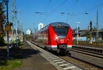 Der f�nfteilige Alstom Coradia Continental mit modifiziertem Kopf 1440 228 / 1440 728der DB Regio NRW f�hrt am 08.10.2021, als RE 8  Rhein-Erft-Express  (M�nchengladbach - K�ln - Koblenz), vom Bahnhof