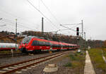 Zwei gekuppelte Bombardier Talent 2 der DB Regio NRW verlassen am 04.12.2022, als RE 9 rsx - Rhein-Sieg-Express (Siegen - Köln - Aachen), den Bahnhof Betzdorf (Sieg).