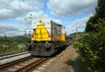 
Die DLI 112  Goliath  (98 80 3423 0165 D-DL) der Die-Lei GmbH (Kassel), ex KFBE V 75, mit leerem Schüttgutwagenzug fährt mit 20 km/h am 29.07.2011 über das Baugleis (der KBS 445) in Wilnsdorf-Anzhausen in Richtung Siegen. 

Die Lok vom Typ Deutz DG 1200 BBM (Bauart B'B'-dh) wurde 1966 von Deutz unter der Fabrik-Nr. 57982 gebaut und an die KFBE Köln-Frechen-Benzelrather Eisenbahn (Köln) als V 75 geliefert. Ab 1992 kam der Güterverkehr wie die Lok zur HGK (Häfen und Güterverkehr Köln) und wurde dort als V 37 geführt und 1997 in DH 37 umgezeichnet. Im Dezember 2004 ging sie dann an Vossloh Locomotives (Kiel), bis sie dann 2008 zur Die-Lei GmbH kam.

Die KHD DG 1200 BBM ist eine Vierachsige Diesellokomotive mit der Achsfolge B'B', von ihr wurden 18 Exemplare von 1960 bis 1966 gebaut. Die DG 1200 BBM war die leistungsstärkste Lokomotive des Deutz-Typenprogramms 1959. Sie stellt eine verstärkte Version der DG 1000 BBM dar.

Technische Daten
Spurweite: 1.435 mm (Normalspur)
Achsformel: B'B'
Länge über Puffer: 13.500 mm
Dienstgewicht: 80 t
Höchstgeschwindigkeit: 	70 km/h
Installierte Leistung: 808 kW (1.100 PS)

