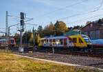 Der VT 208 ABp (95 80 0640 108-6 D-HLB), ein Alstom Coradia LINT 27 der HLB, ex vectus VT 208, erreicht am 09.11.2021, als RB 90  Westerwald-Sieg-Bahn  (Altenkirchen- Au - Betzdorf) den Ziel-Bahnhof