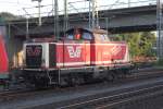 Die evb Logistik 410 02 (211 330-6) Gönnt sich noch etwas Sonne am Morgen des 17.07.2014 um kurz nach 06:00 Uhr zusammen mit der MEG 803.