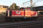 Die evb Logistik 410 02 (211 330-6) Gönnt sich noch etwas Sonne am Morgen des 17.07.2014 um kurz nach 06:00 Uhr zusammen mit der MEG 803.