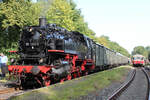 86 1333-3 mit Ihren Sonderzug auf Pendelfahrt zwischen Bremervrde und Stade am 30.09.2023. Am anderen Zugende luft die 132 334-4.