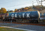 Vierachsiger Drehgestell-Kesselwagen 37 84 7829 594-2 NL-GATXD der Gattung Zans der GATX Rail Germany GmbH (registriert in den Niederlanden), Zugverband am 09.11.2021 bei der Zugdurchfahrt in Betzdorf