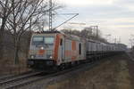 285 001-4 von der Havelländische Eisenbahn AG(hvle)am 10.03.2018 bei der Durchfahrt in Weddel.