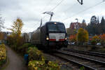 Es kam am 16 Oktober 2025 ein kurzer Regenschauer durch Kirchen/Sieg, aber auch die an die HELROM GmbH (Frankfurt am Main) Siemens Vectron AC - X4 E - 615 bzw.
