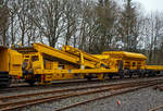 Die Plasser & Theurer Beladestation BLS 2000 (BLS 40 – 2000) der HERING Bahnbau (Burbach) Schweres Nebenfahrzeug Nr. D-HGUI 99 80 9552 123-8, ex 97 19 26 502 57-8 ist am 20.12.2020 auf dem Betriebshof der Westerwaldbahn (WEBA) auf der Bindweide bei Steinebach/Sieg abgestellt.

Die Beladestation wurde 1993 von Plasser & Theurer unter der Fabriknummer 2161 gebaut.

Die BLS 2000 ist ein zweiachsiges, gleisfahrbares Gerät. Die BLS 2000 kann unter spannungsführenden Fahrleitungen eingesetzt werden. Sie kann mit MFS 38, 40, 100, BSW 2000 und 6000 gekoppelt werden. Der Boden des Aufnahmebandes und des Übergabebandes ist als steuerbares Band mit einer Förderbreite von 1.920 mm ausgebildet. An der Baustelle angekommen, ist eine Aufrüstzeit von ca. 3 Minuten nötig. Der Aufnahmetrichter wird auf eine Höhe von max. 1,15 m über SOK abgesenkt und das Übergabeband wird ausgefahren. Hiernach können die Schüttgüter (alter Gleisschotter, Planum etc.) mittels Laderaupe, Radlader oder Bagger über die BLS in die MFS oder BSW verladen werden. Die Förderbänder werden hydraulisch angetrieben. Der Antrieb des Hydraulikaggregates erfolgt durch einen luftgekühlten Deutz Dieselmotor vom Typ F5L912 mit einer Leistung von 64 kW.

TECHNISCHE DATEN:
Achsanzahl: 2
Eigengewicht: 22.600 kg
Länge über Puffer: 12.900 mm
Achsabstand: 8.000 mm
Laufraddurchmesser: 730 mm (neu)
Höchstgeschwindigkeit: 100 km
Kleinster befahrbarer Gleisbogen: R 120 m
Bremse: KE-GP
Handbremse: Ja