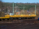 Der Schutzwagen 33 80 3998 218-0 D-HGUI (ex 33 52 3997 044-5 BG-?), der Gattung Res 072-,1, der Hering Bahnbau GmbH (Burbach) steht am 08.02.2023 beim Kleinbahnhof der WEBA in Scheuerfeld (Sieg).