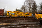 Die Plasser & Theurer Beladestation BLS 2000 (BLS 40 – 2000) der HERING Bahnbau (Burbach) Schweres Nebenfahrzeug Nr. D-HGUI 99 80 9552 123-8, ex 97 19 26 502 57-8 ist am 13.03.2023 auf dem Betriebshof der Westerwaldbahn (WEBA) auf der Bindweide bei Steinebach/Sieg abgestellt.

Die Beladestation wurde 1993 von Plasser & Theurer unter der Fabriknummer 2161 gebaut.

Die BLS 2000 ist ein zweiachsiges, gleisfahrbares Gerät. Die BLS 2000 kann unter spannungsführenden Fahrleitungen eingesetzt werden. Sie kann mit MFS 38, 40, 100, BSW 2000 und 6000 gekoppelt werden. Der Boden des Aufnahmebandes und des Übergabebandes ist als steuerbares Band mit einer Förderbreite von 1.920 mm ausgebildet. An der Baustelle angekommen, ist eine Aufrüstzeit von ca. 3 Minuten nötig. Der Aufnahmetrichter wird auf eine Höhe von max. 1,15 m über SOK abgesenkt und das Übergabeband wird ausgefahren. Hiernach können die Schüttgüter (alter Gleisschotter, Planum etc.) mittels Laderaupe, Radlader oder Bagger über die BLS in die MFS oder BSW verladen werden. Die Förderbänder werden hydraulisch angetrieben. Der Antrieb des Hydraulikaggregates erfolgt durch einen luftgekühlten Deutz Dieselmotor vom Typ F5L912 mit einer Leistung von 64 kW.

TECHNISCHE DATEN:
Achsanzahl: 2
Eigengewicht: 22.600 kg
Länge über Puffer: 12.900 mm
Achsabstand: 8.000 mm
Laufraddurchmesser: 730 mm (neu)
Höchstgeschwindigkeit: 100 km
Kleinster befahrbarer Gleisbogen: R 120 m
Bremse: KE-GP
Handbremse: Ja