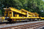 Die Plasser & Theurer Beladestation BLS 2000 (BLS 40 – 2000) der HERING Bahnbau (Burbach) Schweres Nebenfahrzeug Nr. D-HGUI 99 80 9552 123-8, ex 97 19 26 502 57-8 ist am 13.03.2023 auf dem Betriebshof der Westerwaldbahn (WEBA) auf der Bindweide bei Steinebach/Sieg abgestellt.

Die Beladestation wurde 1993 von Plasser & Theurer unter der Fabriknummer 2161 gebaut.

Die BLS 2000 ist ein zweiachsiges, gleisfahrbares Gerät. Die BLS 2000 kann unter spannungsführenden Fahrleitungen eingesetzt werden. Sie kann mit MFS 38, 40, 100, BSW 2000 und 6000 gekoppelt werden. Der Boden des Aufnahmebandes und des Übergabebandes ist als steuerbares Band mit einer Förderbreite von 1.920 mm ausgebildet. An der Baustelle angekommen, ist eine Aufrüstzeit von ca. 3 Minuten nötig. Der Aufnahmetrichter wird auf eine Höhe von max. 1,15 m über SOK abgesenkt und das Übergabeband wird ausgefahren. Hiernach können die Schüttgüter (alter Gleisschotter, Planum etc.) mittels Laderaupe, Radlader oder Bagger über die BLS in die MFS oder BSW verladen werden. Die Förderbänder werden hydraulisch angetrieben. Der Antrieb des Hydraulikaggregates erfolgt durch einen luftgekühlten Deutz Dieselmotor vom Typ F5L912 mit einer Leistung von 64 kW.

TECHNISCHE DATEN:
Achsanzahl: 2
Eigengewicht: 22.600 kg
Länge über Puffer: 12.900 mm
Achsabstand: 8.000 mm
Laufraddurchmesser: 730 mm (neu)
Höchstgeschwindigkeit: 100 km
Kleinster befahrbarer Gleisbogen: R 120 m
Bremse: KE-GP
Handbremse: Ja