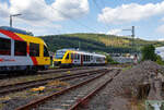 Zugbegegnung zweier Alstom Coradia LINT der HLB (Hessische Landesbahn) – 3LänderBahn am 22 Juli 2024 in Niederschelden, beim Bü 343 – km 112,183 der Siegstrecke KBS 460. Hinten der VT 253 Bpd/ABpd (95 80 0648 153-4 D-HEB / 95 80 0648 653-3 D-HEB) ein Alstom Coradia LINT 41, als RB 93  Rothaarbahn  (Bad Berleburg – Kreuztal – Siegen - Betzdorf) und im Vordergrund (angeschnitten) der VT 205 ABp (95 80 0640 105-2 D-HEB) ein Alstom Coradia LINT 27, als RB 90  Westerwald-Sieg-Bahn  (Altenkirchen(Westerwald) – Au(Sieg) - Betzdorf - Siegen – Kreuztal).