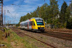 Der VT 260 (95 80 0648 160-9 D-HEB / 95 80 0648 660-8 D-HEB), ein Alstom Coradia LINT 41 der HLB (Hessische Landesbahn), hat am 07 September 2024, als RB 93 Rothaarbahn (Bad Berleburg - Kreuztal - Siegen Hbf - Betzdorf), den Bahnhof Kreuztal verlassen und fährt weiter in Richtung Siegen.

Der Alstom Coradia LINT 41 wurde 2004 von der ALSTOM Transport Deutschland GmbH (vormals LHB - Linke-Hofmann-Busch GmbH) in Salzgitter-Watenstedt unter der Fabriknummer 1188-010 für die vectus Verkehrsgesellschaft mbH gebaut, mit dem Fahrplanwechsel am 14.12.2014 wurden alle Fahrzeuge der vectus nun Eigentum der HLB, die Hessische Landesbahn hatte 74,9% der Gesellschaftsanteile.