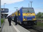 146 522-8 wartet mit InterConnex80004 von Warnemnde Richtung Leipzig Hbf auf die Ausfahrt,neben der Lok wurde noch eine Teambesprechung gehalten.(10.05.10)